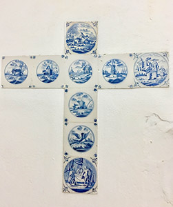 Cruz con azulejos holandeses del convento de La Concepción