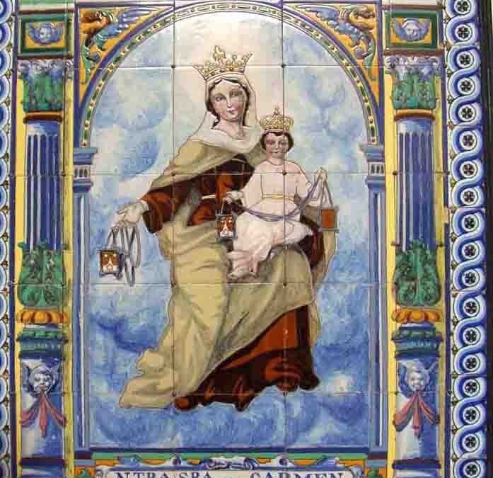 La Virgen del Carmen en un antiguo retablo cerámico devocional